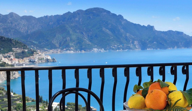 Villa with magnificent views of the sea and the coast of Amalfi-PARKING