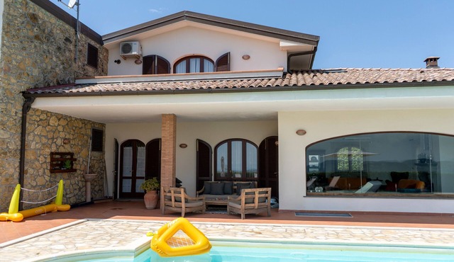 Villa with Private Pool, Wi-Fi and Air Conditioning