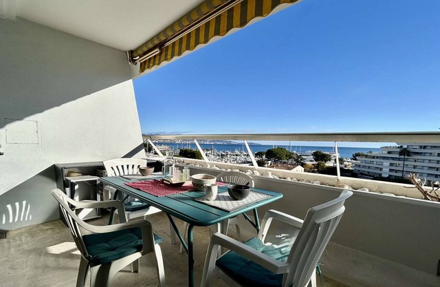 2-Room Apartment with Air Conditioning, Sleeps 4, 100m from the Beach