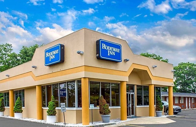 2-Star Hotel ∙ Rodeway Inn Macarthur Airport