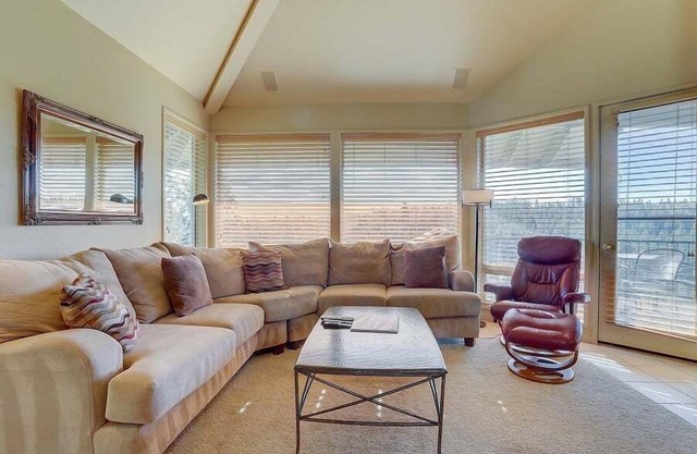 2 Suites, Amazing River Views, Seasonal Community Pool & jacuzzi