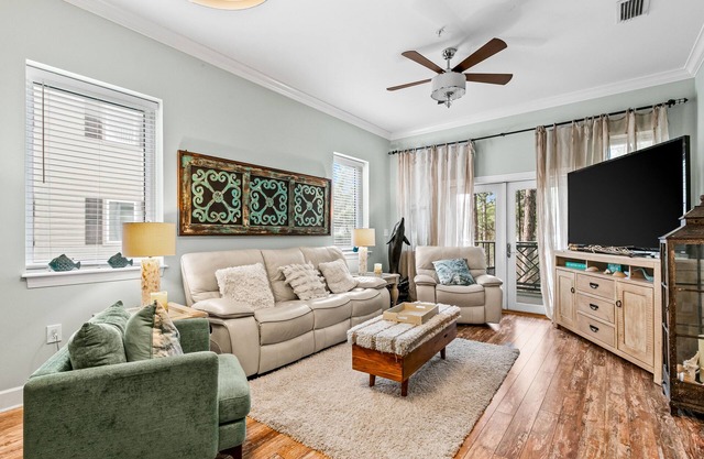 2nd-floor condo with balcony, outdoor pool, bikes, outdoor shower, grills & AC