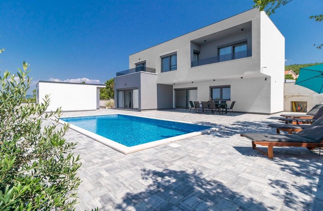 Awesome home in Smrika