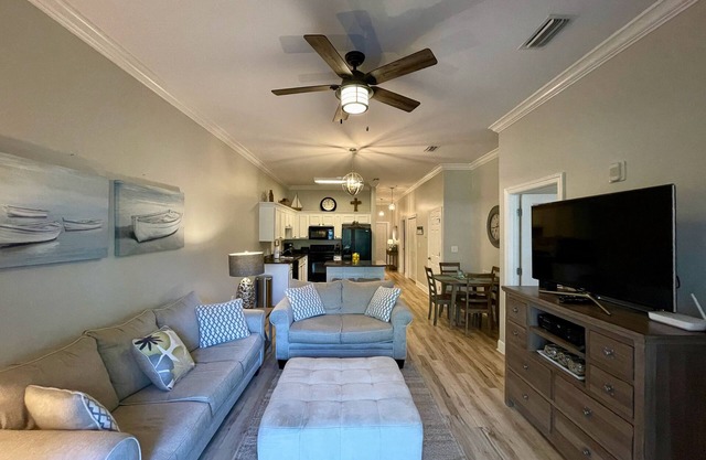 Beachside condo with bikes, central AC, screened patio & outdoor pool