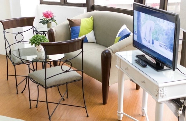 Charming overview studio by Greenbelt (Netflix & pool)