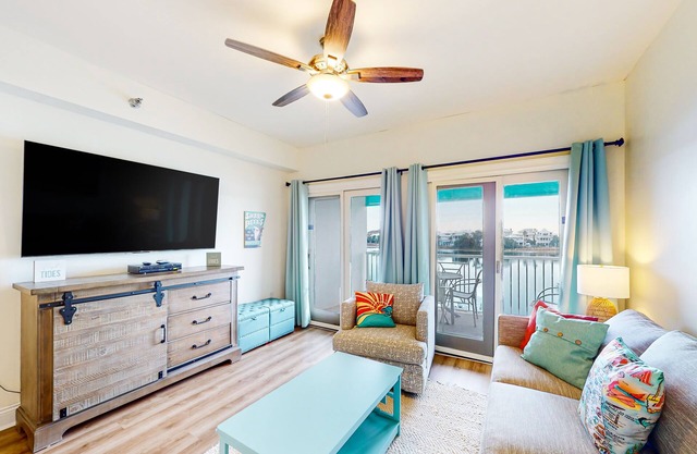 Classy condo with lake view, pools, hot tubs & seasonal beach service