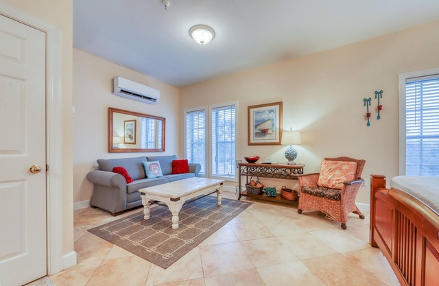 Convenient studio w/shared pool and great location moments away from the beach
