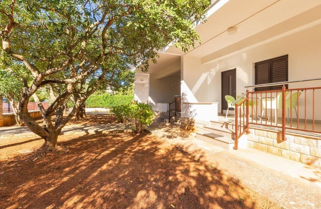 Cosy apartment with garden view near the beach