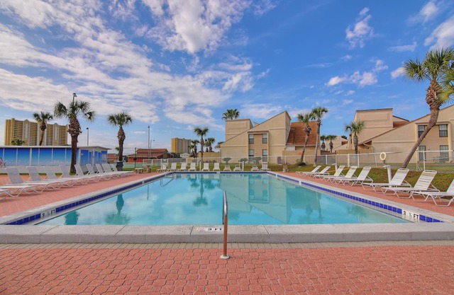 Family Tropical Paradise! Gated / Across from Beach