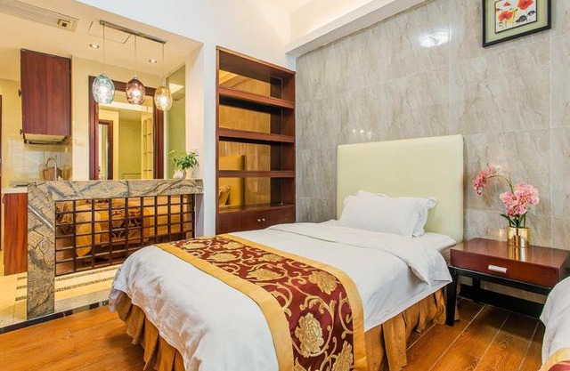 Grand Continental Apartment
