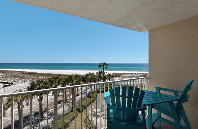 ✨Gulf Views~Renovated~Seasonal Beach Service~Pool~2BR Destin on the Gulf 401