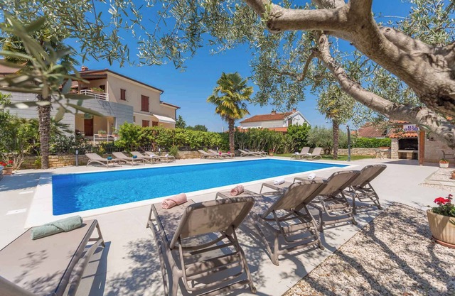 Holiday apartment with pool use and air conditioning