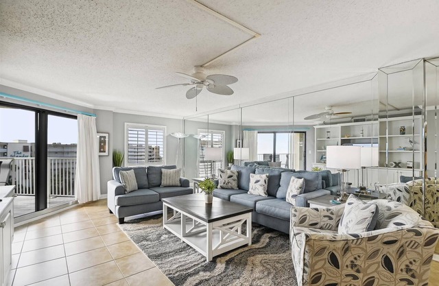 Inlet Reef 618 is a 2 bed/2bath with Beach Service and Gulf Views