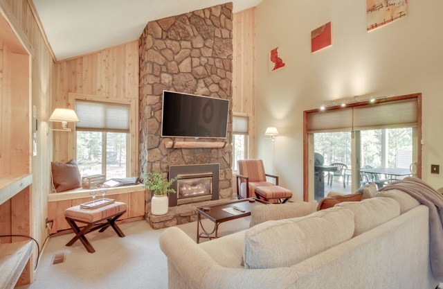 Inviting resort home with fireplace, WiFi, private hot tub & sauna