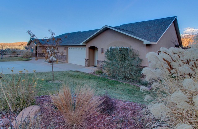 Lovely Home with Shared Seasonal Pool and Hot Tubs - Near Parks and Golf