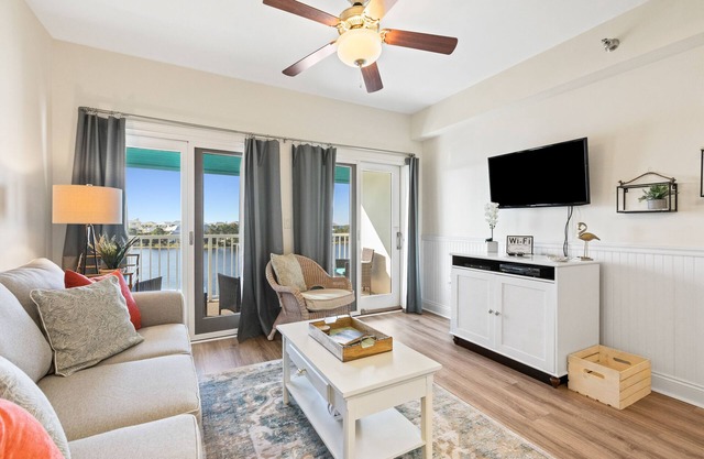Newly renovated fourth-floor studio w/spectacular views, shared hot tub, & pool