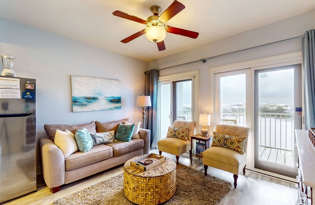 Pretty snowbird condo w/lake views, free WiFi, and full kitchen