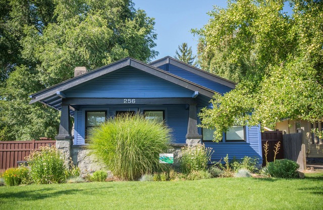 Private Hot Tub ~ In the Heart of Bend ~ Dog Friendly ~ Fire Pit