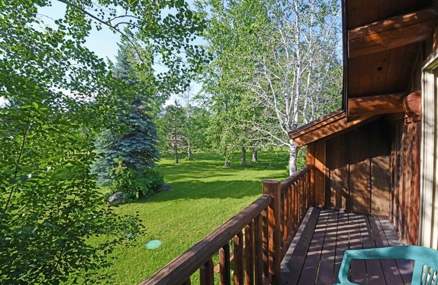 Running Wolf Studio – trail access, pool/hot tub, private balcony