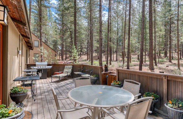 Rustic cabin bungalow with FREE waterpark & pool passes included!