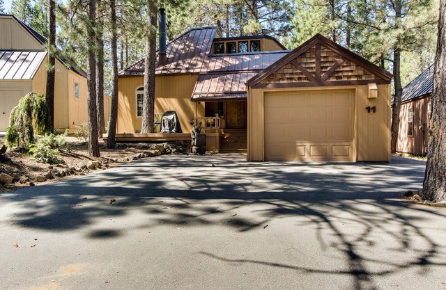 Rustic-Chic Home w/ Private Hot Tub, SHARC Access, Shared Pool - Great Location