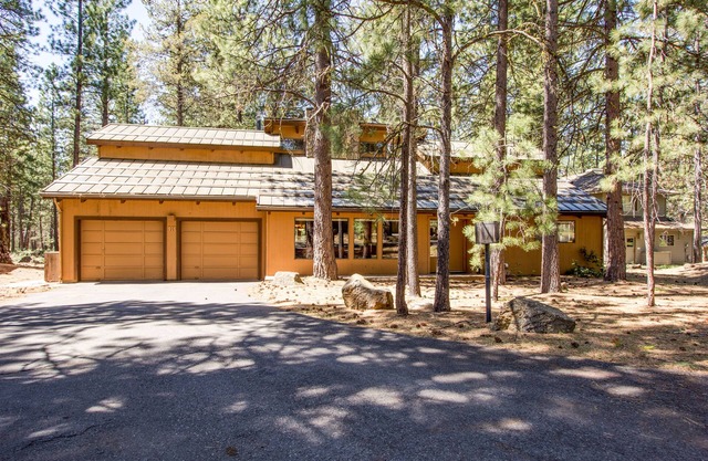 Spacious Cabin with an epic Game Room Hot Tub - QUAR13