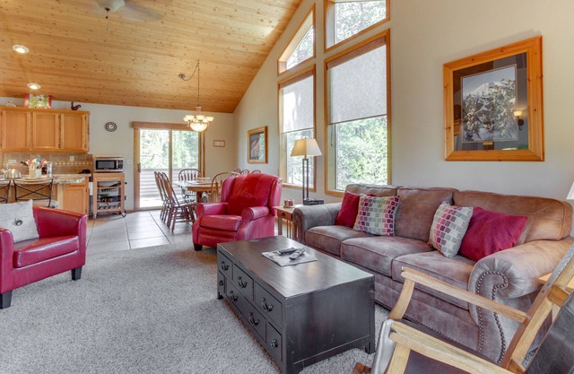 Spacious Dog-Friendly Sunriver Home w/ Private Hot Tub and 10 SHARC Passes