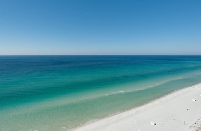 Spacious Tropical Oceanfront Condo - Unit 1806 by RedAwning