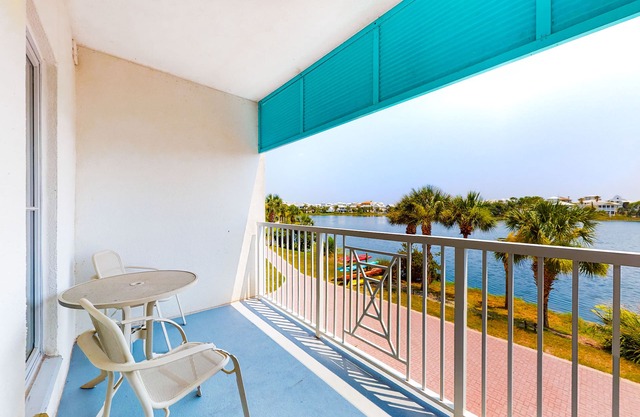 Stylish condo with lake views, bike rentals, & pools - walk to the beach