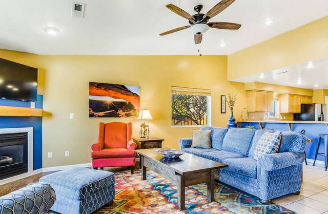 Sunny home with mountain views/WiFi/central AC - close to Arches National Park!