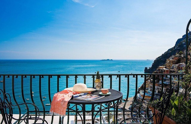 Villa Faustina E: A bright and cheerful apartment overlooking the sea and the main beach of Positano.