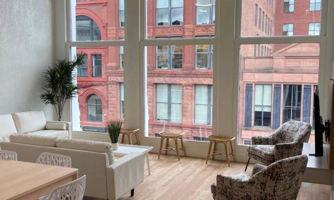 West Main Historic District Apartment | 149 m² Apartment ∙ 3 bedrooms ∙ 16 guests