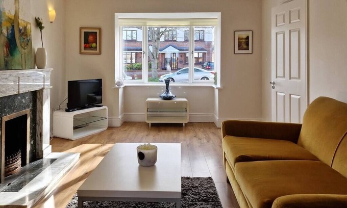 Leopardstown House | 2 minute walk to LUAS (tram)!