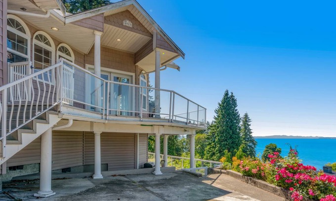Blaine House | 392 m² House ∙ 3 bedrooms ∙ 6 guests