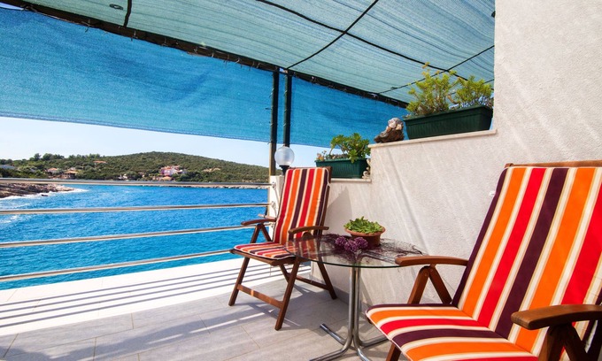 Pokrivenik Apartment | Apartment Sanka (46881-A1) - Gdinj - island Hvar