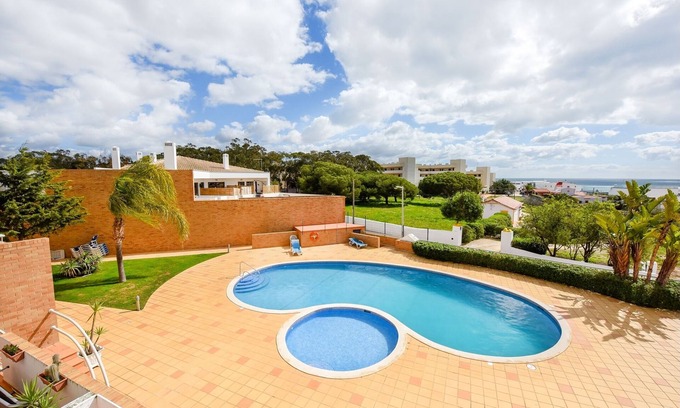 Ameijeira Apartment | Apt. Casa Luciano, a couple minutes walk to D. Ana Beach