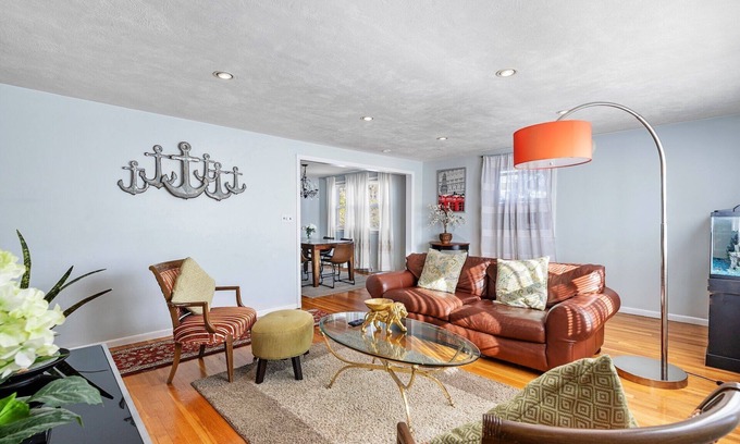 Waltham Apartment | Beautiful 3BD/1BA apartment W Parking 6367