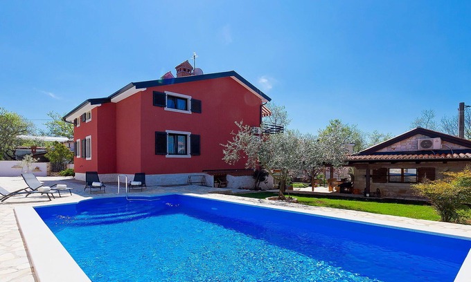 Valica Apartment | Beautiful apartment for 6 guests with A/C, WIFI, private pool, TV and terrace