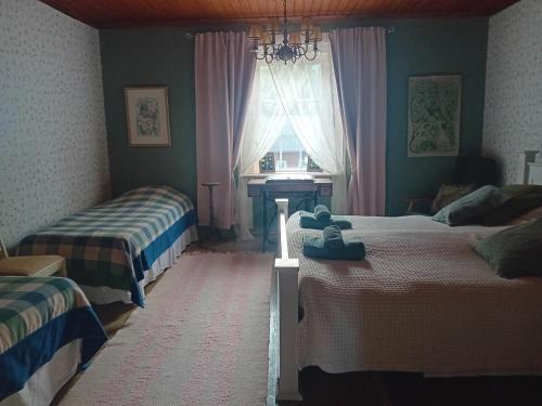 Iltasmaki Bed & Breakfast | Bobackan pihatorpan kammarit