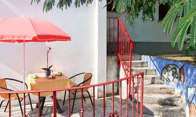 Crni Apartment | Cosy apartment for 2 guests with WIFI, A/C, TV, terrace and pets allowed