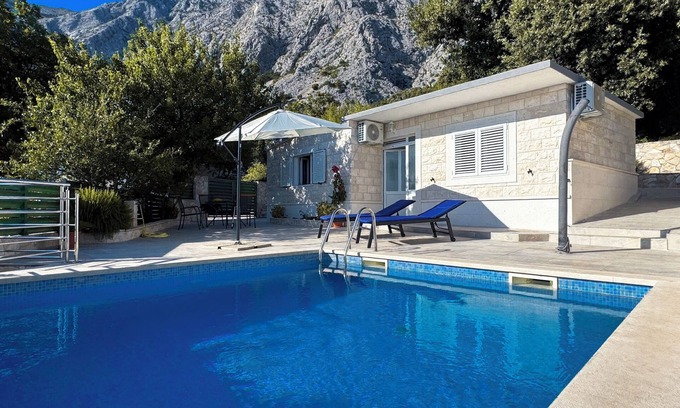 Bast House | Cottage with pool and sea view
