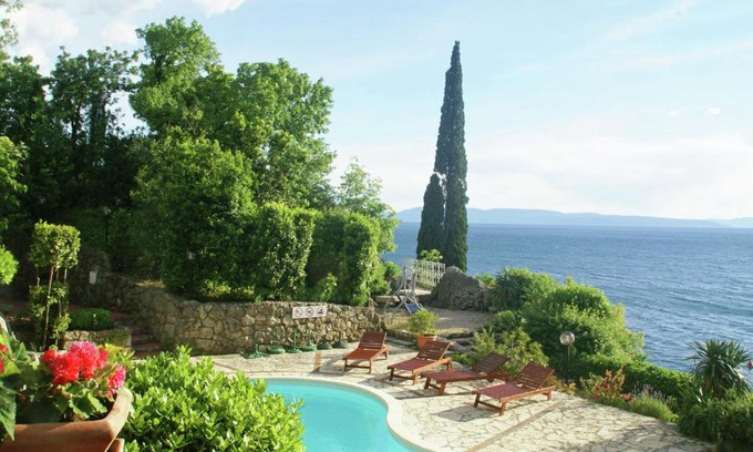 Kraljevica Apartment | Delightful Apartment with Private Beach in Kraljevica