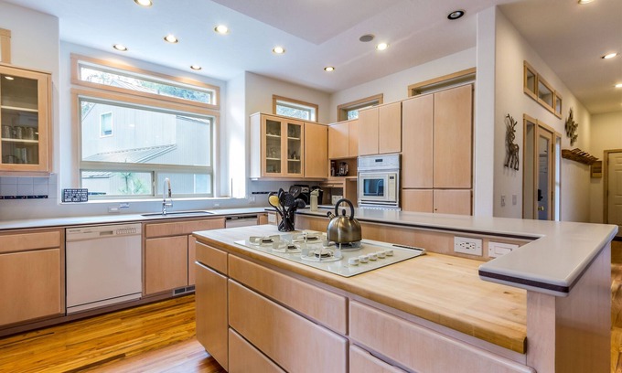 Sunriver House | GANN15 - Steps from the Deschutes, Hot Tub, Dog-Friendly