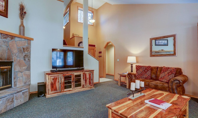 Sunriver House | Hot Tub, Steps to Deschutes River, SHARC Passes, Ping Pong, Foosball