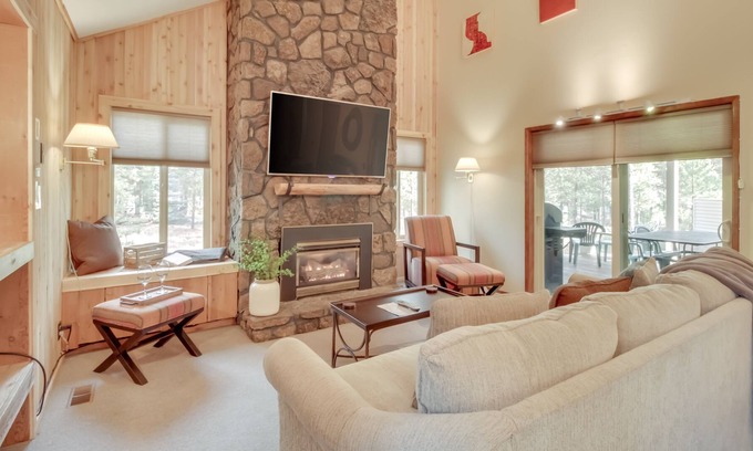 Sunriver House | Inviting resort home with fireplace, WiFi, private hot tub & sauna