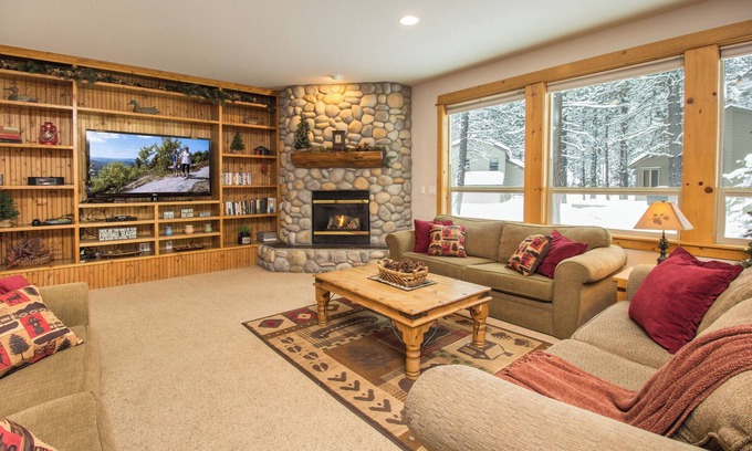 Sunriver House | Luxury 7 BR Home/BEST RATES!/Hot Tub/SHARC/AC/Wi Fi/Sleeps 20