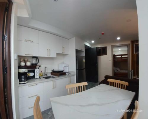 Baguio Hostel | Modern 1Bedroom Condo,with heated Roofdeck pool by Mist and Pine