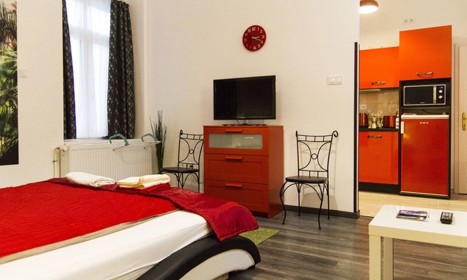 Terezvaros Apartment | Modern 34 sqm, ground floor studio with a window overlooking the inner courtyard