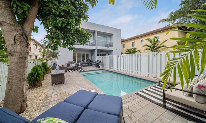 Coral Way House | Modern haven 5B 4B with heated Pool