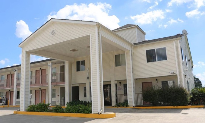 Gonzales House | Motel ∙ 127 guests